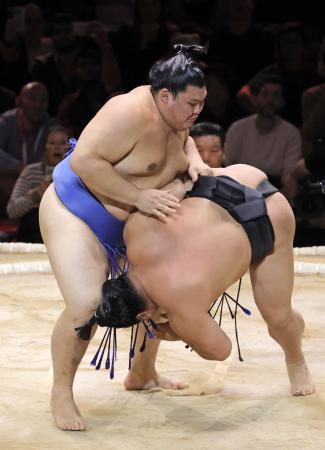 若元春（下）を下す大の里＝ロンドン（共同）