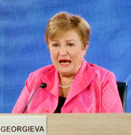 記者会見するＩＭＦのゲオルギエワ専務理事＝１７日、米ワシントン（共同）