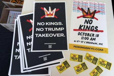 全米で計画されているデモで掲げるために準備された「ＮＯ　ＫＩＮＧＳ（王はいらない）」などと書かれた紙＝１６日、ニューヨーク（ロイター＝共同）