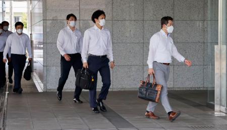 大阪府守口市役所の家宅捜索に入る大阪府警の捜査員＝１８日午後