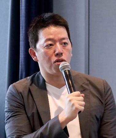 記者会見するジャパネットホールディングスの高田旭人社長＝１８日午後、長崎市の長崎スタジアムシティ