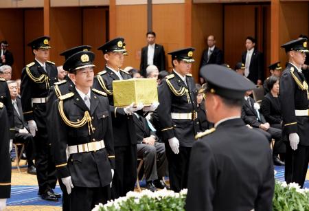 開かれた、殉職した警察官や人命救助で亡くなった民間人を追悼する慰霊祭＝１８日午後、東京都千代田区（代表撮影）