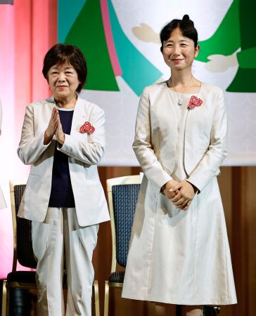 会議に出席した鳥取県琴浦町の福本まり子町長（左）と熊本県阿蘇市の松嶋和子市長＝１８日午後、東京都千代田区