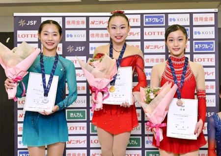 女子Ａで優勝した宮崎花凜（中央）。左は２位の竹島花英、右は３位の森成美＝コーセー新横浜スケートセンター