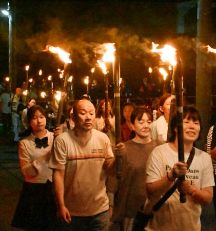 「稲むらの火祭り」で、たいまつを手に歩く町民ら＝１８日夜、和歌山県広川町