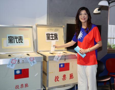 １８日、台北市内で投票する鄭麗文氏（中央通信社＝共同）
