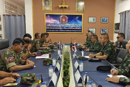 タイ東北部スリン県の国境地帯で協議するタイ（右）、カンボジア両国軍の司令官ら＝７月（タイ軍提供・共同）