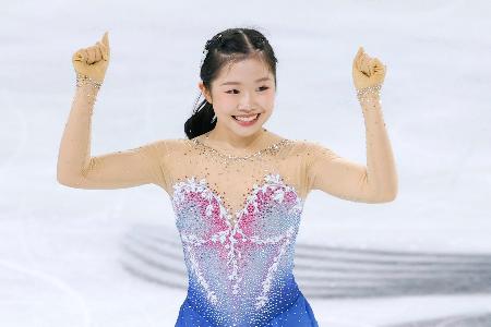 女子フリーの演技を終え、ガッツポーズする中井亜美。グランプリシリーズ初出場優勝を果たした＝アンジェ（共同）