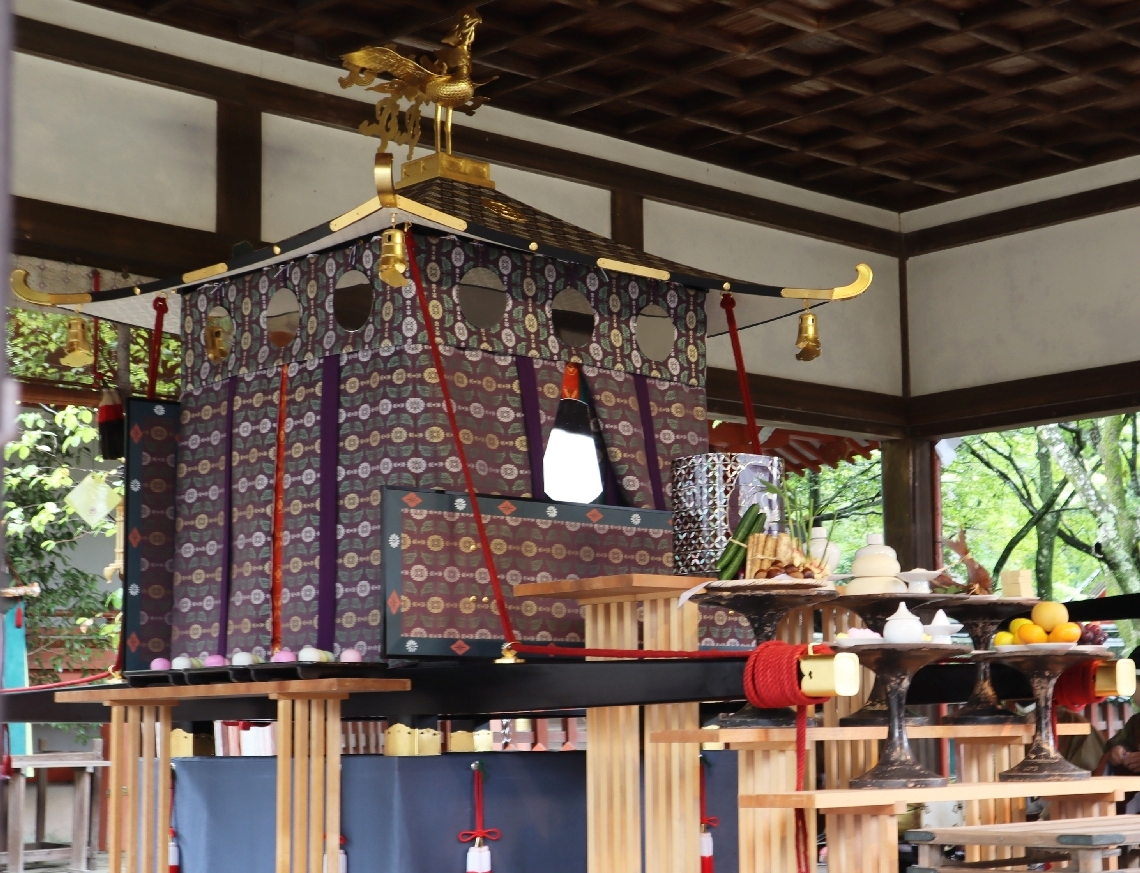 里帰りする際に八幡神をのせる御鳳輦