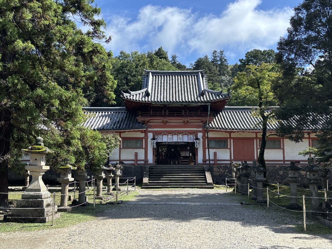 宇佐神宮から勧請した八幡神を祭る手向山八幡宮
