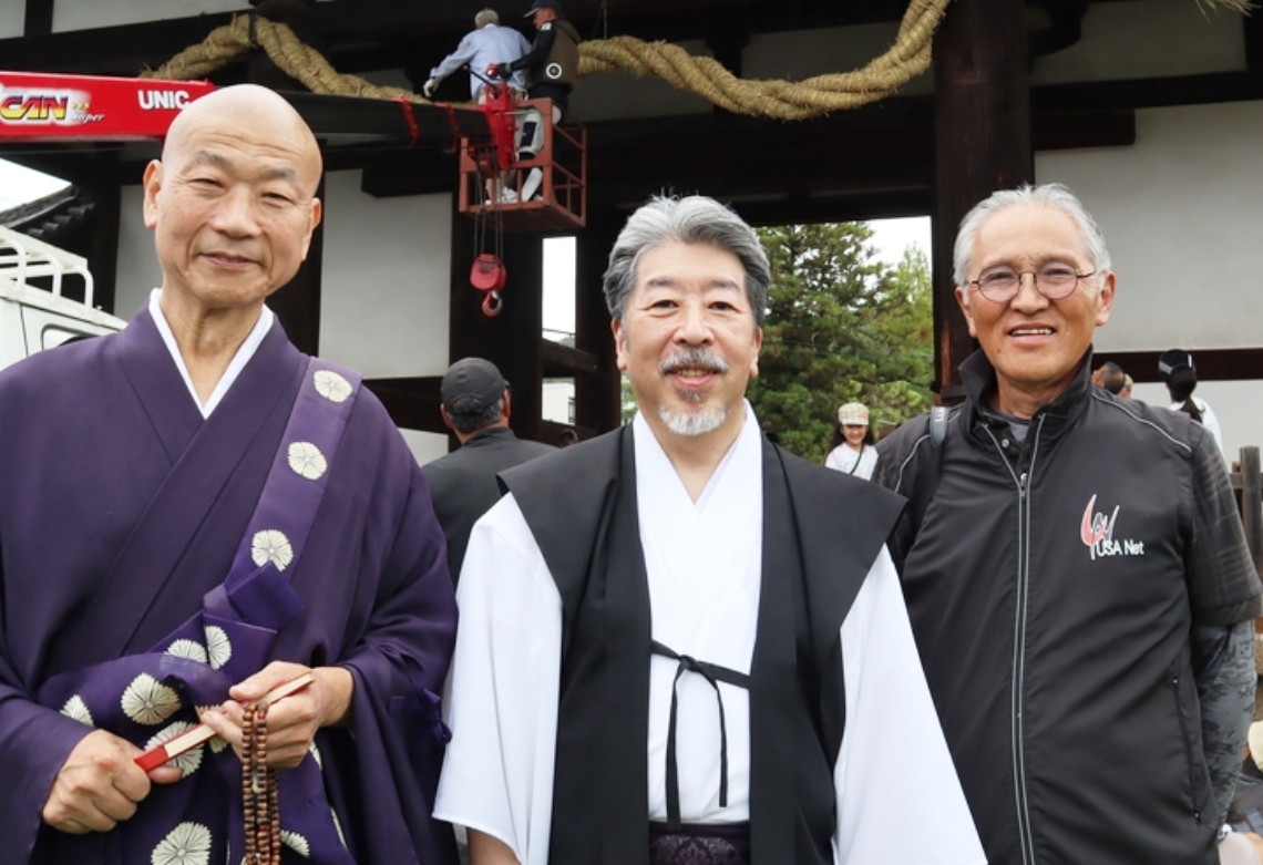 八幡神の里帰りに携わる（左から）東大寺の上司永照執事長、手向山八幡宮の上司延礼宮司、ＵＳＡネットワークの里見和俊理事長＝９月２３日、奈良市の東大寺