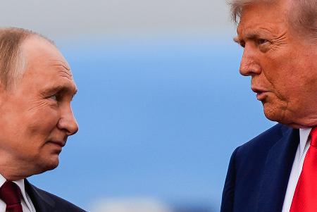 ロシアのプーチン大統領（左）とトランプ米大統領＝８月、米アラスカ州（ＡＰ＝共同）