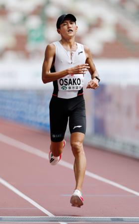 東京レガシーハーフマラソン男子で、日本勢トップの６位でゴールする大迫傑＝国立競技場