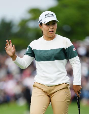 最終ラウンド、１８番でバーディーパットを決めた畑岡奈紗。通算２０アンダーで２位＝パインビーチ・リンクス（共同）