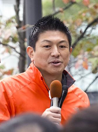 仙台市で街頭演説する参政党の神谷代表＝１９日午後