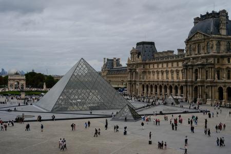 フランス・パリのルーブル美術館＝８月（ＡＰ＝共同）