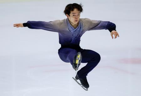 フィギュアスケート西日本学生選手権の男子７・８級で優勝した鍵山優真＝木下カンセーアイスアリーナ
