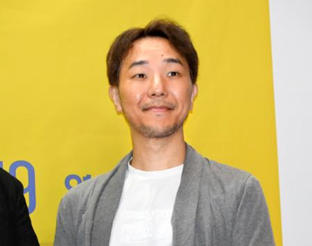 「声よ集まれ」の上映会で撮影に応じる朴英二監督＝１９日、韓国・仁川（共同）