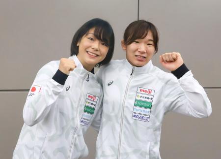 レスリングのＵ２３世界選手権へ出発前に取材に応じる藤波朱理（左）と元木咲良＝１９日、成田空港