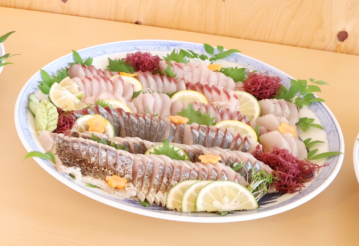 「国東さわら　白」の刺し身＝国東市国東町