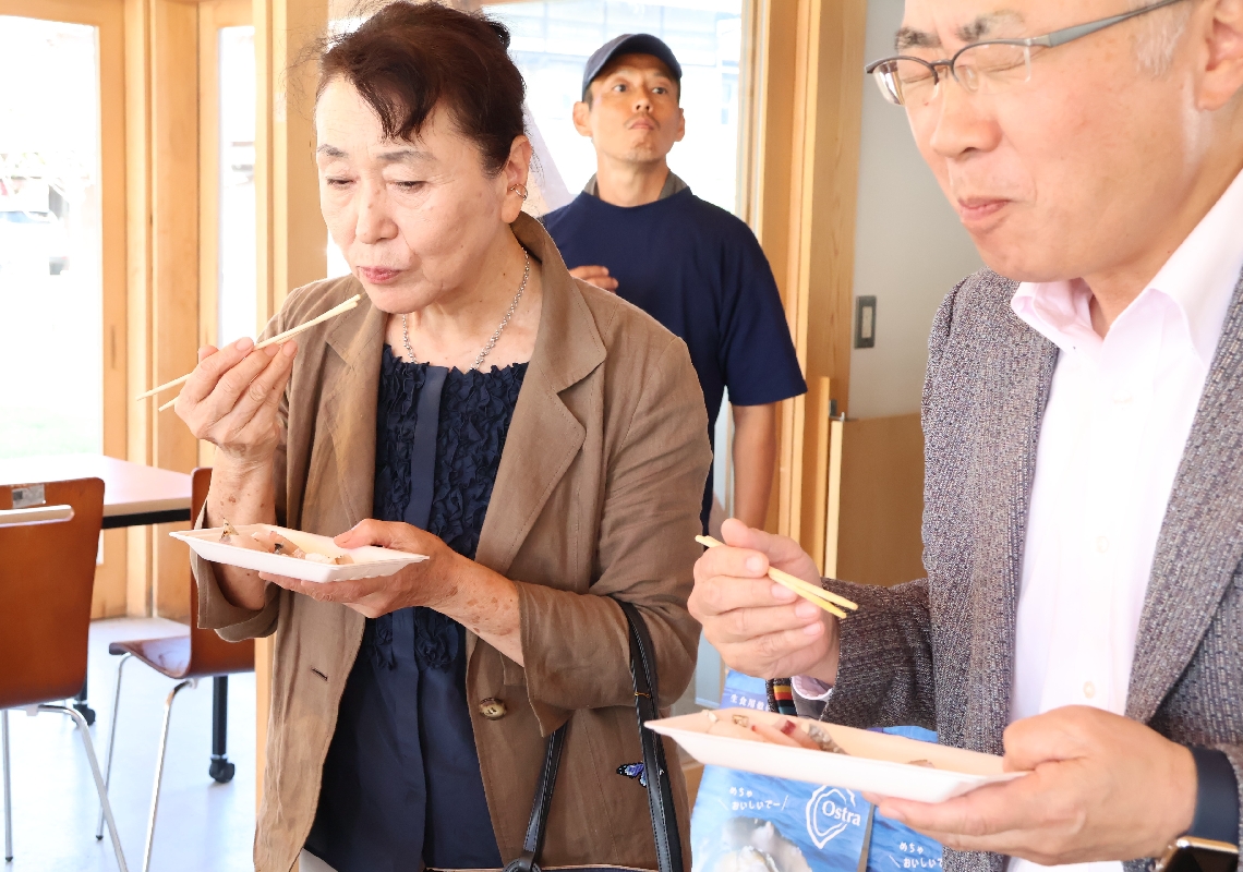 「国東さわら」の刺し身を試食する参加者