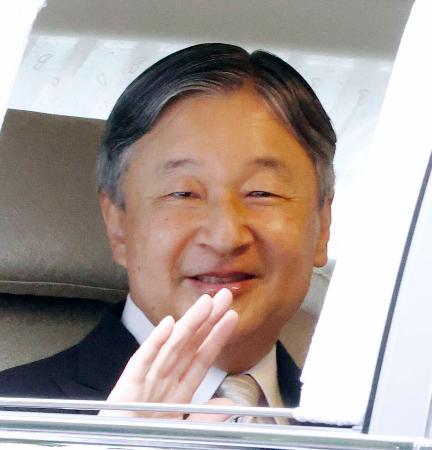 誕生日を迎えた上皇后美智子さまにあいさつするため、仙洞御所に入られる天皇陛下＝２０日午前１１時６分、東京都港区（代表撮影）