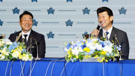 記者会見するＤｅＮＡの相川亮二新監督（左）と三浦大輔監督＝２０日、横浜市の球団事務所