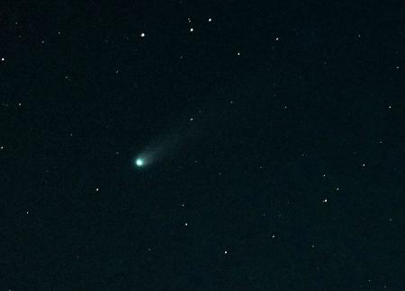 北海道十勝地方の浦幌町で、北西の空に見られた「レモン彗星」。２１日に約１３００年ぶりに地球に最接近する＝１９日午後６時４６分（１０秒露光、赤道儀使用）