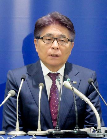 記者会見する日本サッカー協会の山本昌邦氏＝２０日、東京都文京区