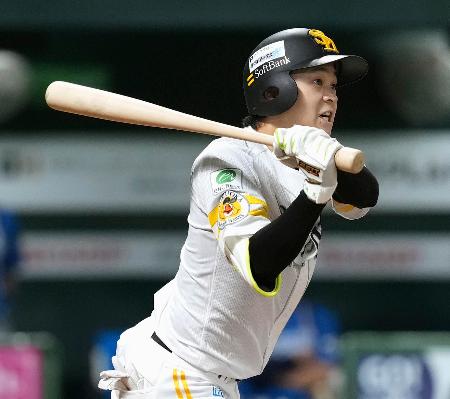 ５回ソフトバンク２死満塁、川瀬が右前に適時打を放つ＝みずほペイペイドーム