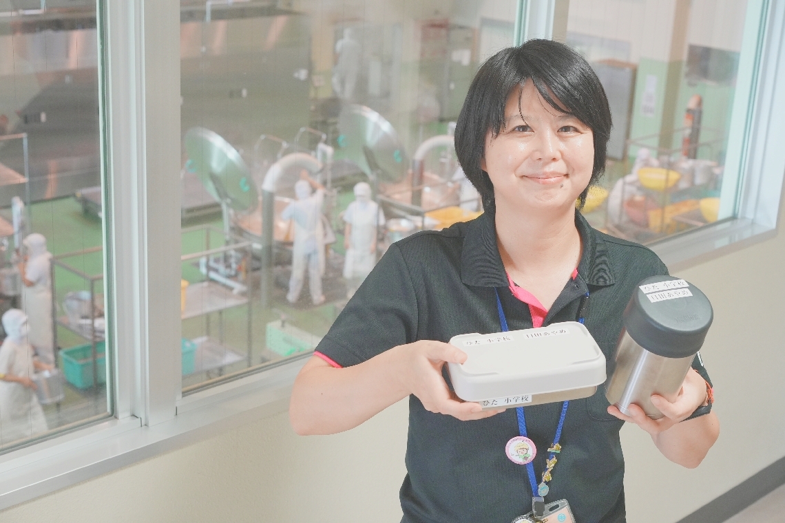 アレルギー対応の除去食を専用容器（写真）に入れて配送する＝２０日、日田市友田の市学校給食センター