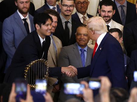 ホワイトハウスにトランプ大統領（右）を表敬訪問し、握手を交わす米大リーグ、ドジャースの大谷翔平＝４月、ワシントン（ゲッティ＝共同）