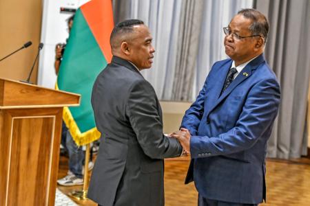 ２０日、マダガスカルの首都アンタナナリボで、首相に指名したラジョナリベロ氏（右）と握手するランドリアニリナ暫定大統領（中野智明氏撮影・共同）