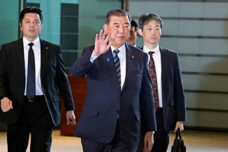 首相官邸に入る石破茂首相＝２１日午前８時３８分