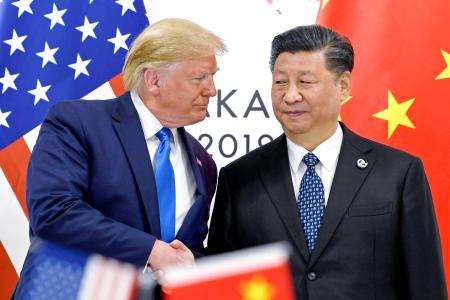握手するトランプ米大統領（左）と中国の習近平国家主席＝２０１９年６月、大阪（ＡＰ＝共同）