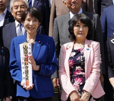 日枝神社を参拝し、自民党の片山さつき参院議員（右）らと写真に納まる高市早苗氏＝９月、東京・永田町