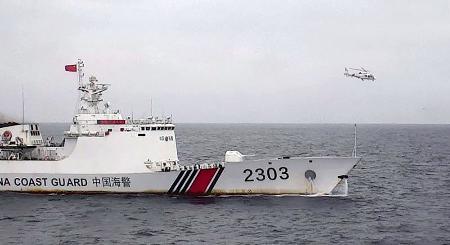 沖縄県・尖閣諸島周辺でヘリコプターが飛び立った中国海警局の船＝５月（海上保安庁提供）