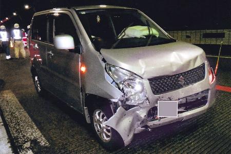 中央自動車道下り線の恵那山トンネルで逆走し、事故を起こした軽自動車＝６月、岐阜県中津川市（同県警高速道路交通警察隊提供）