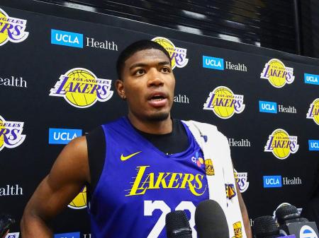 シーズンの開幕を前に、取材に応じるＮＢＡレーカーズの八村塁＝２０日、エルセグンド（共同）