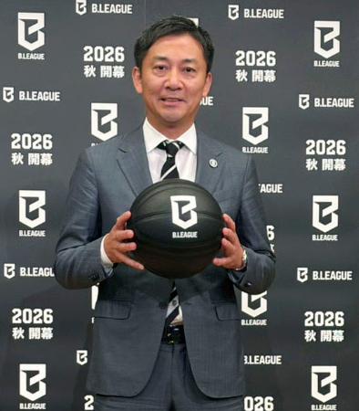 記者会見したＢリーグの島田慎二チェアマン＝２１日、東京都千代田区