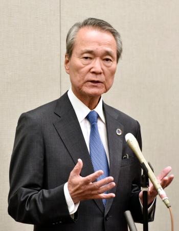高市早苗首相の選出を受け、記者団の取材に応じる経団連の筒井義信会長＝２１日午後４時ごろ、東京都千代田区