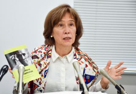 「水銀に関する水俣条約」第６回締約国会議での写真展開催について記者会見するアイリーン・美緒子・スミスさん＝２１日午後、熊本県庁