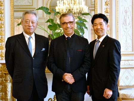 フランスのボルドーで、故道上伯氏の名前を冠するスポーツセンターの設立式に出席した（左から）長男の雄峰さん、ボルドーのユルミック市長、愛媛県八幡浜市の大城一郎市長＝２１日（共同）