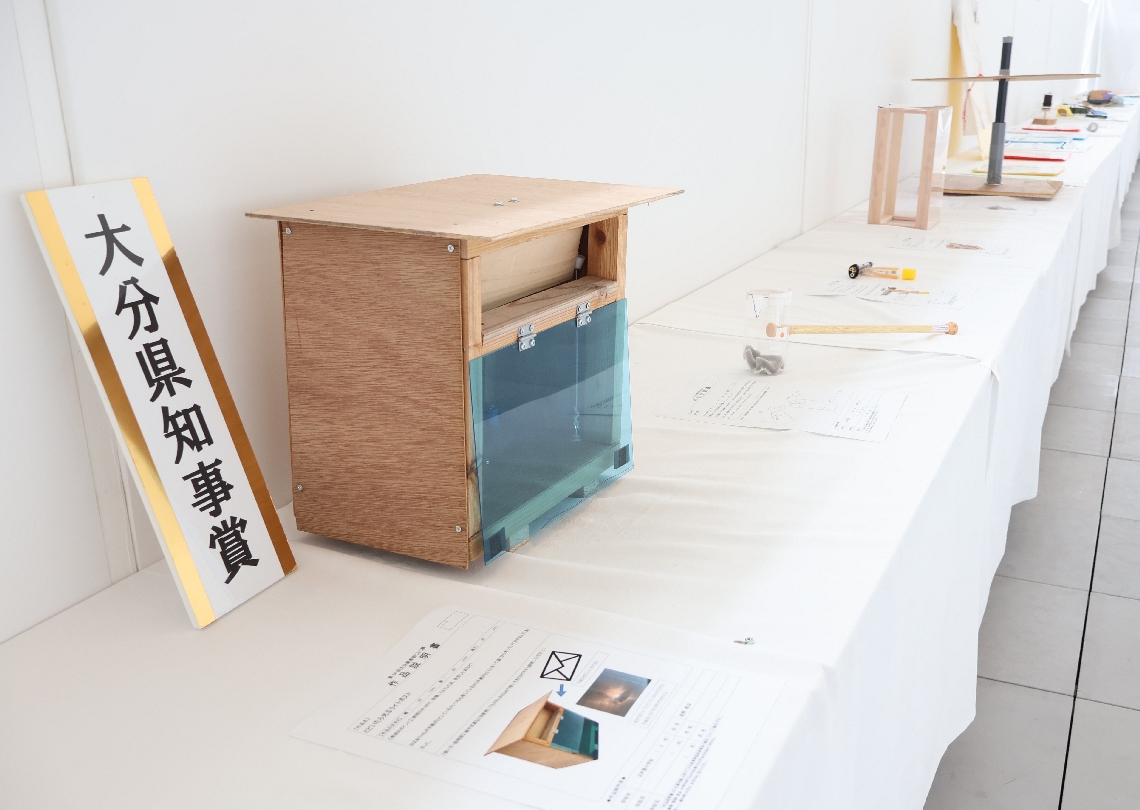 「とどいたら光るライトポスト」（手前）など多くの作品が並ぶ会場＝大分市寿町の県立美術館