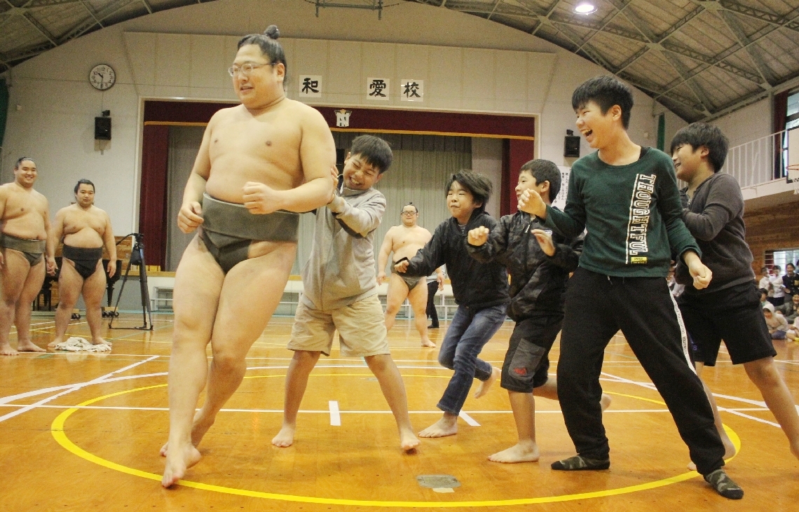浅香山部屋の力士に挑戦する直入小児童＝２２日、竹田市直入町長湯