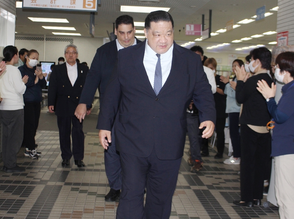 竹田市役所に到着し、歓迎を受ける浅香山親方（手前）、友綱親方（奥）ら＝２２日