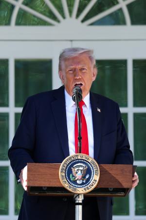ホワイトハウスでスピーチするトランプ米大統領＝２１日（ゲッティ＝共同）
