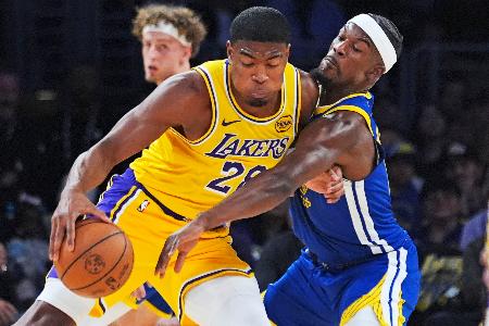 ウォリアーズとの開幕戦でプレーするレーカーズの八村（左）＝ロサンゼルス（ＡＰ＝共同）
