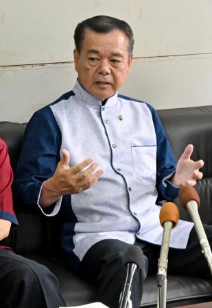記者会見する沖縄県南城市の古謝景春市長＝２２日午前、沖縄県庁