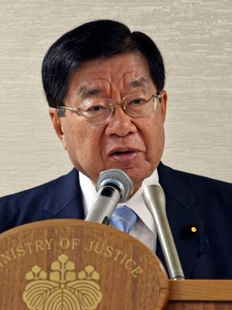 就任記者会見で発言する平口法相＝２２日午前、法務省